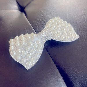 Brand new Pearl and diamond like hair clip